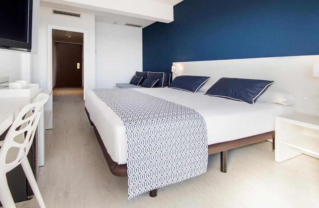 Minibar, safe på rommet, skrivebord og blendingsgardiner