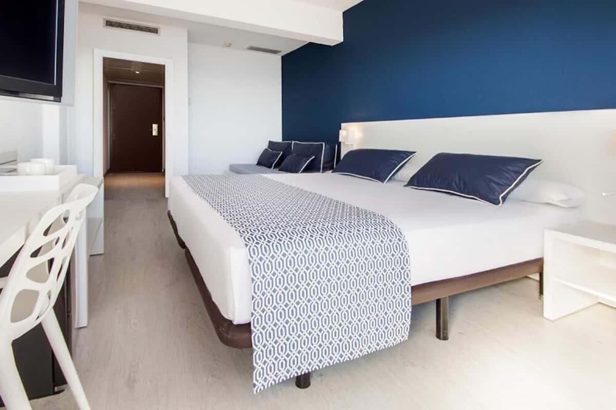 Minibar, safe på rommet, skrivebord og blendingsgardiner