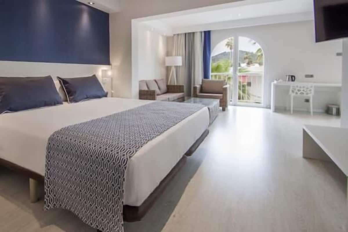 Minibar, safe på rommet, skrivebord og blendingsgardiner