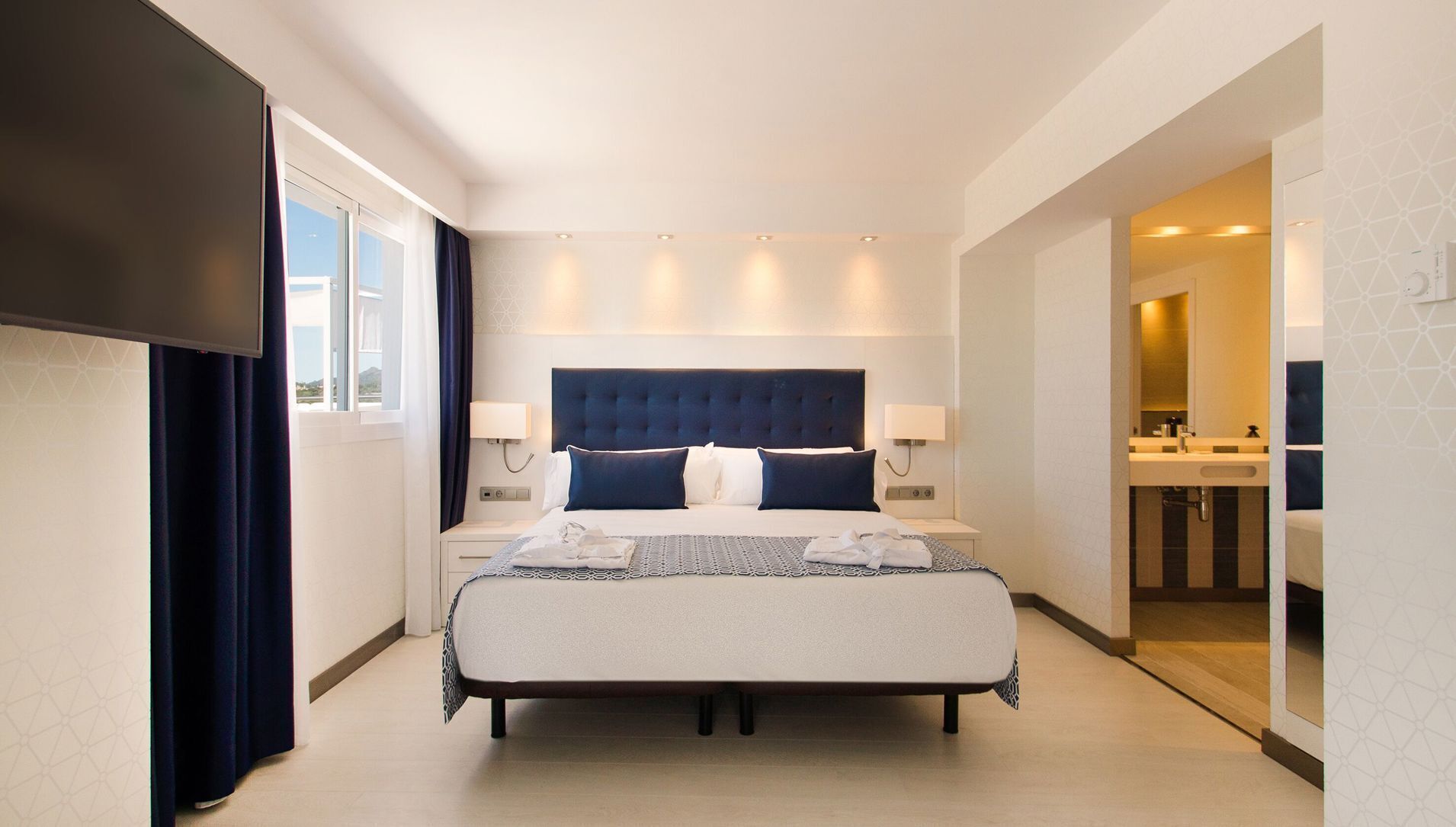 Minibar, safe på rommet, skrivebord og blendingsgardiner