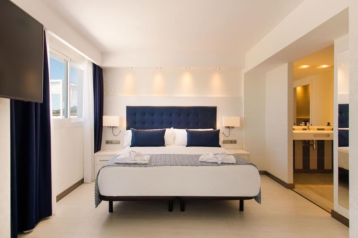 Minibar, safe på rommet, skrivebord og blendingsgardiner