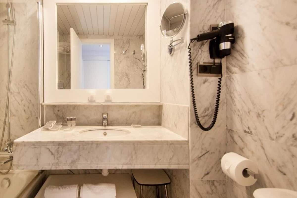 Bad | Badekar, miljøvennlige toalettsaker, hårføner og bidé