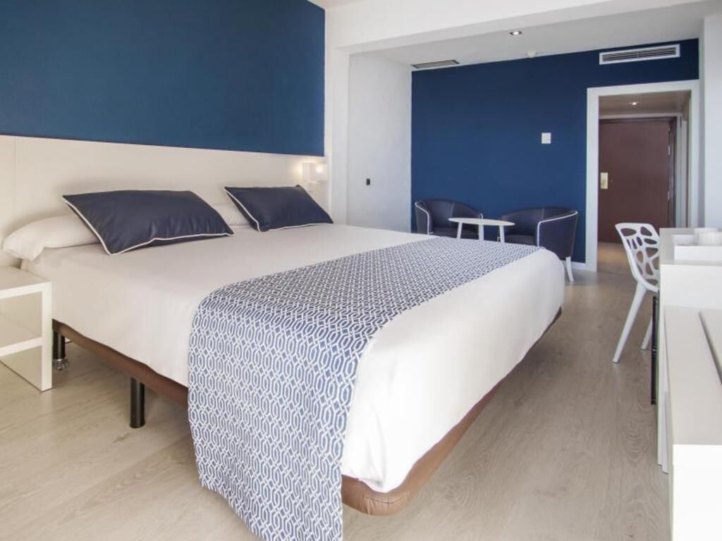 Minibar, safe på rommet, skrivebord og blendingsgardiner