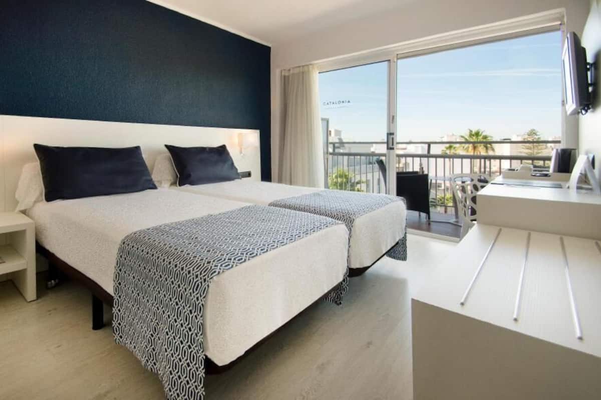 Minibar, safe på rommet, skrivebord og blendingsgardiner