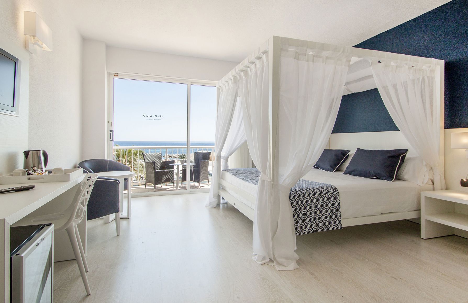 Minibar, safe på rommet, skrivebord og blendingsgardiner