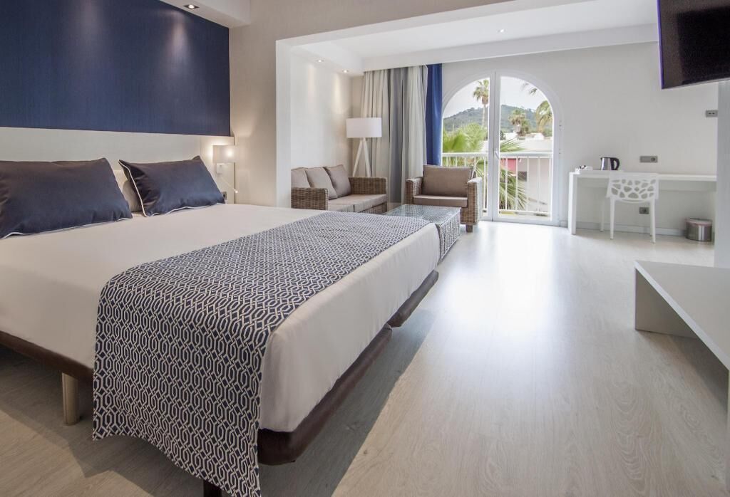 Minibar, safe på rommet, skrivebord og blendingsgardiner