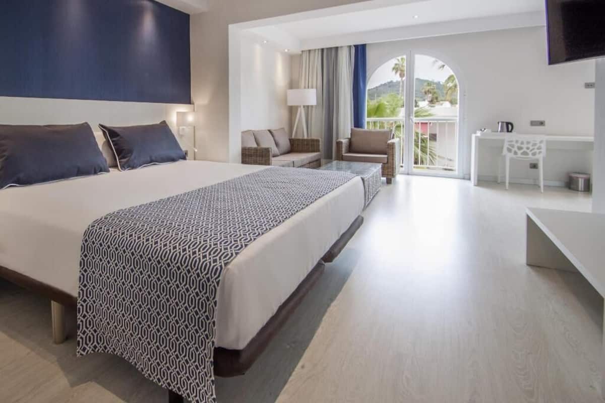 Minibar, safe på rommet, skrivebord og blendingsgardiner