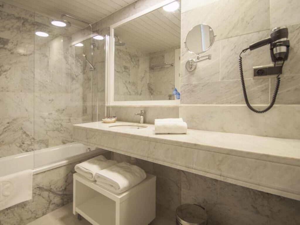 Bad | Badekar, miljøvennlige toalettsaker, hårføner og bidé