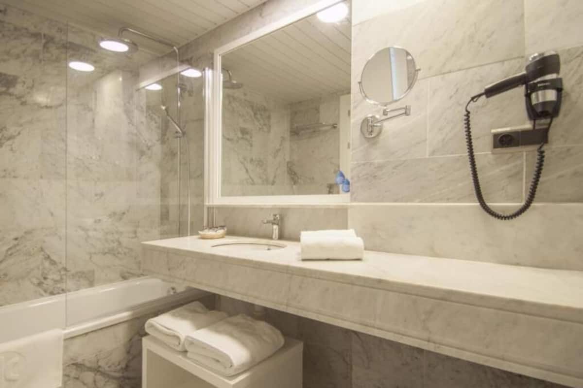 Bad | Badekar, miljøvennlige toalettsaker, hårføner og bidé