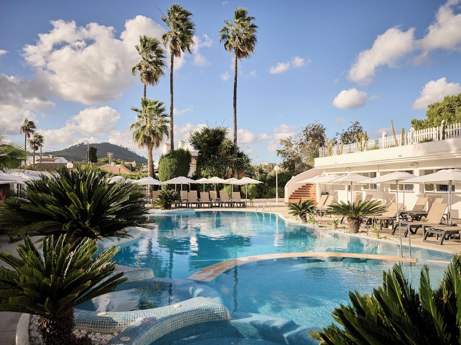 Innenpool, AuĂenpool, Sonnenschirme, LiegestĂŒhle