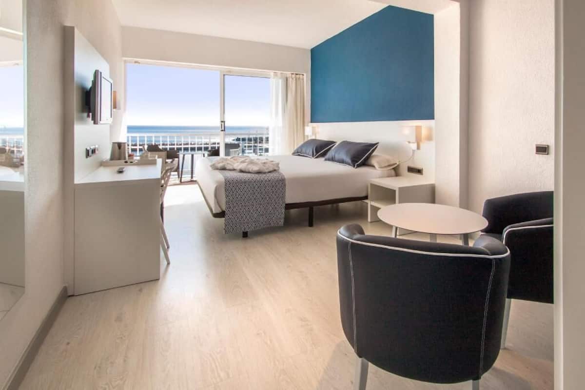 Minibar, safe på rommet, skrivebord og blendingsgardiner