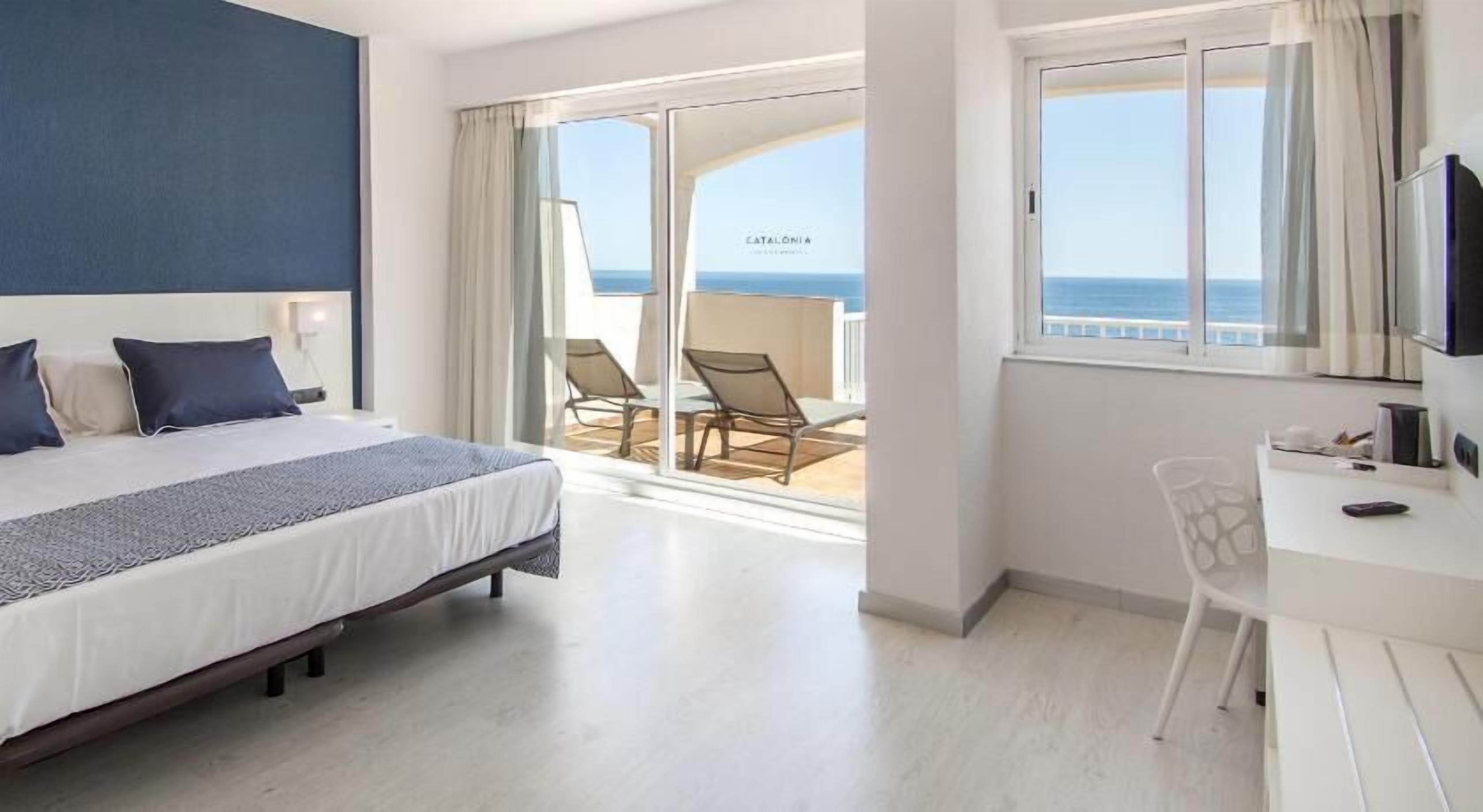 Minibar, safe på rommet, skrivebord og blendingsgardiner