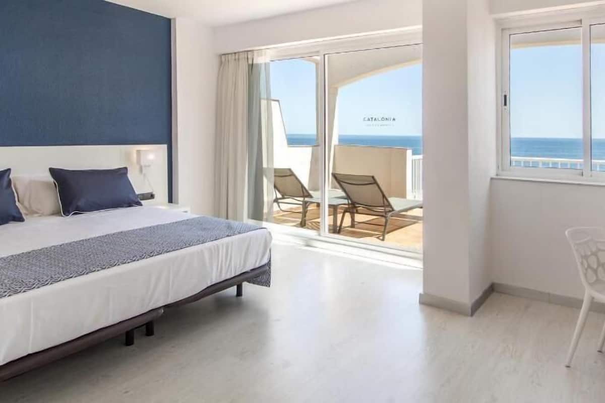 Minibar, safe på rommet, skrivebord og blendingsgardiner