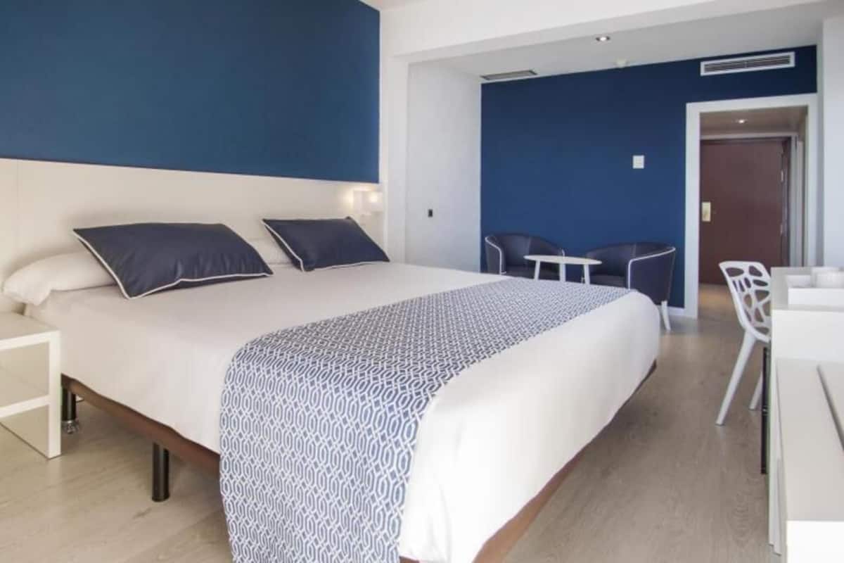 Minibar, safe på rommet, skrivebord og blendingsgardiner