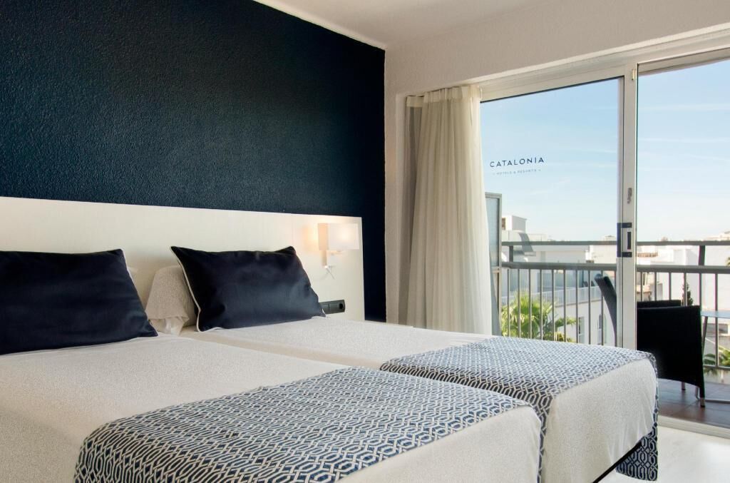 Minibar, safe på rommet, skrivebord og blendingsgardiner