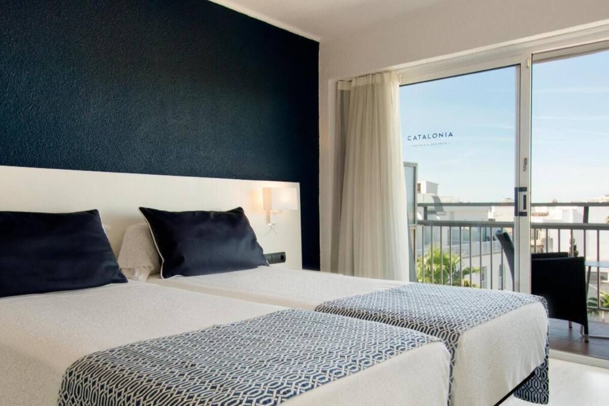 Minibar, safe på rommet, skrivebord og blendingsgardiner