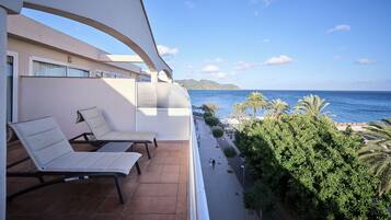 Habitación superior de uso individual, terraza, panorámicas vistas al mar | Vistas desde la habitación