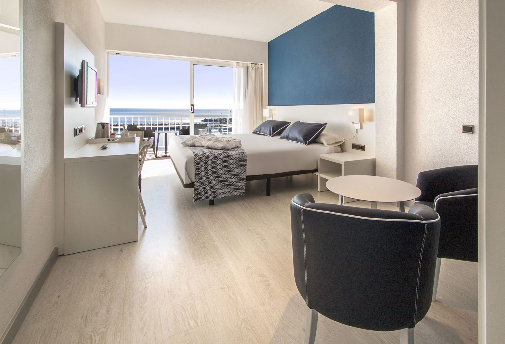 Minibar, safe på rommet, skrivebord og blendingsgardiner