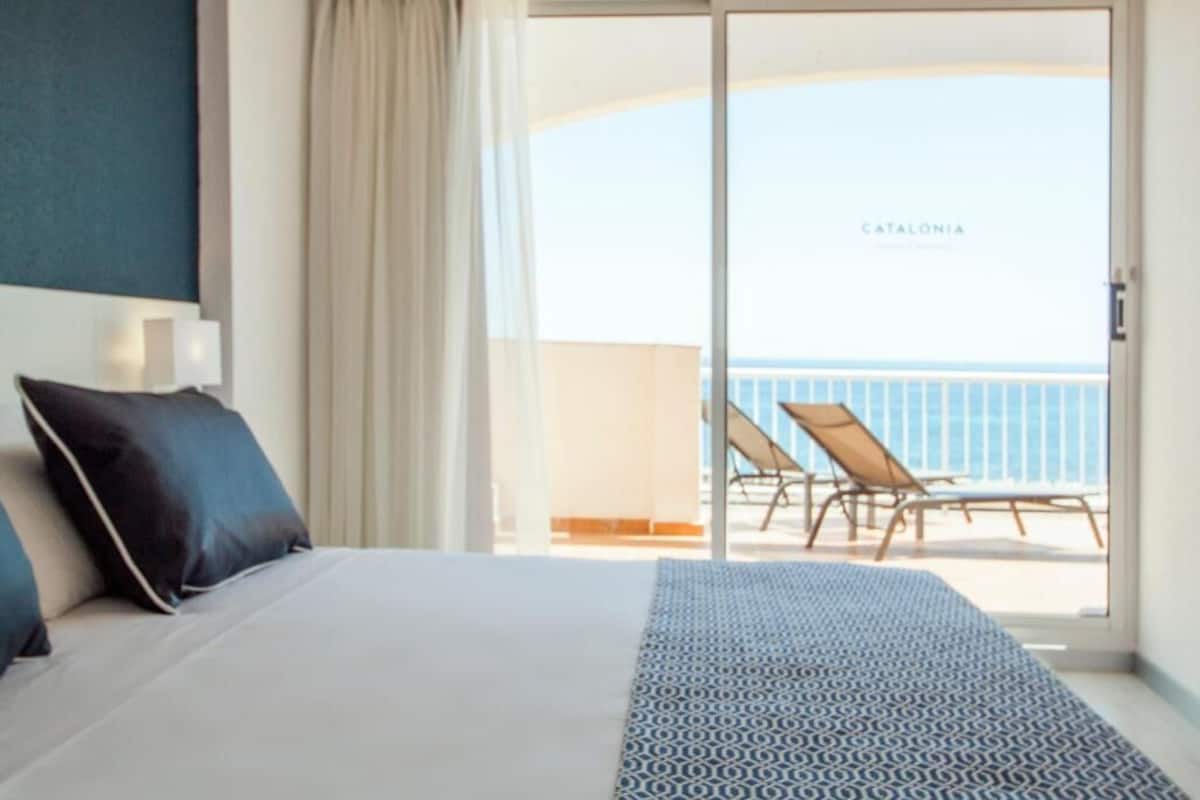 Minibar, safe på rommet, skrivebord og blendingsgardiner