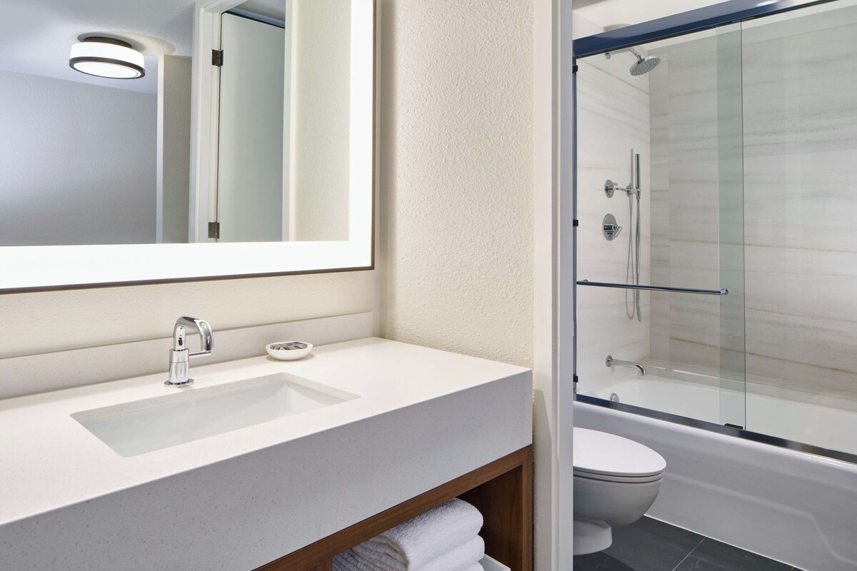 Bathroom | Combined shower/tub, deep soaking tub, free toiletries, hair dryer