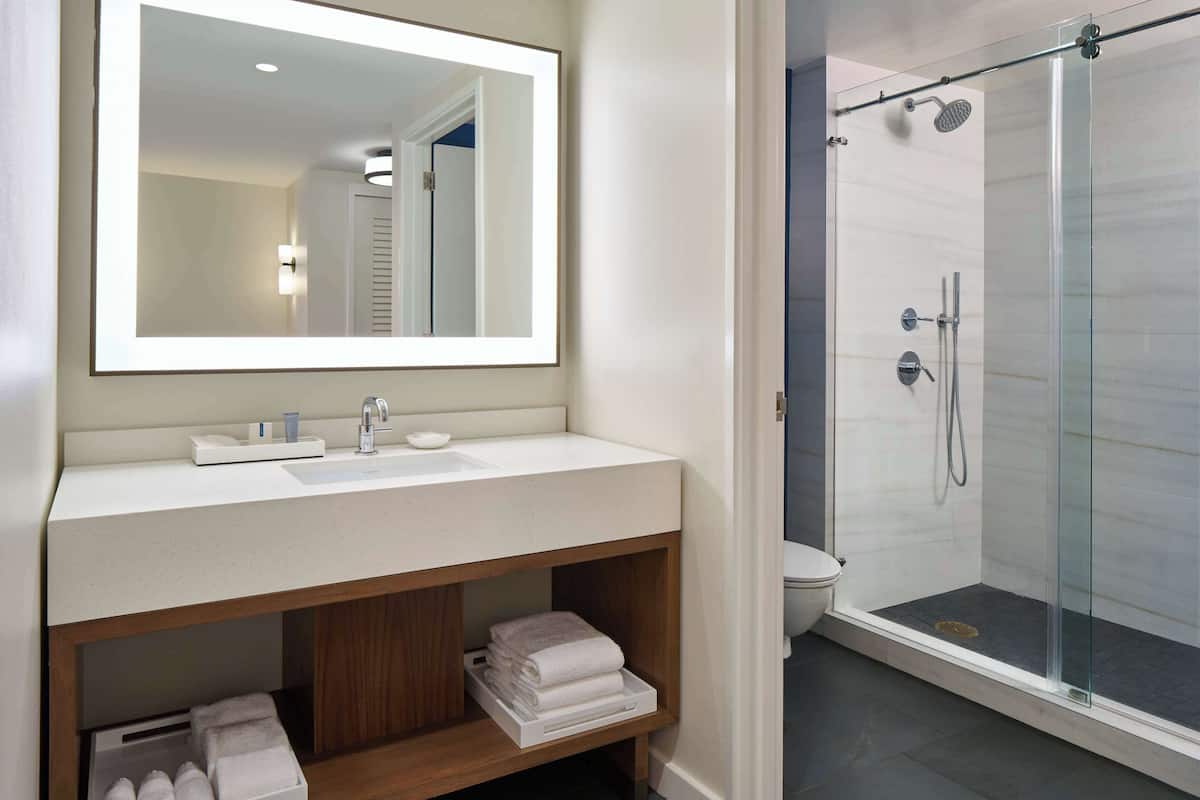 Ropa de cama de alta calidad y minibar