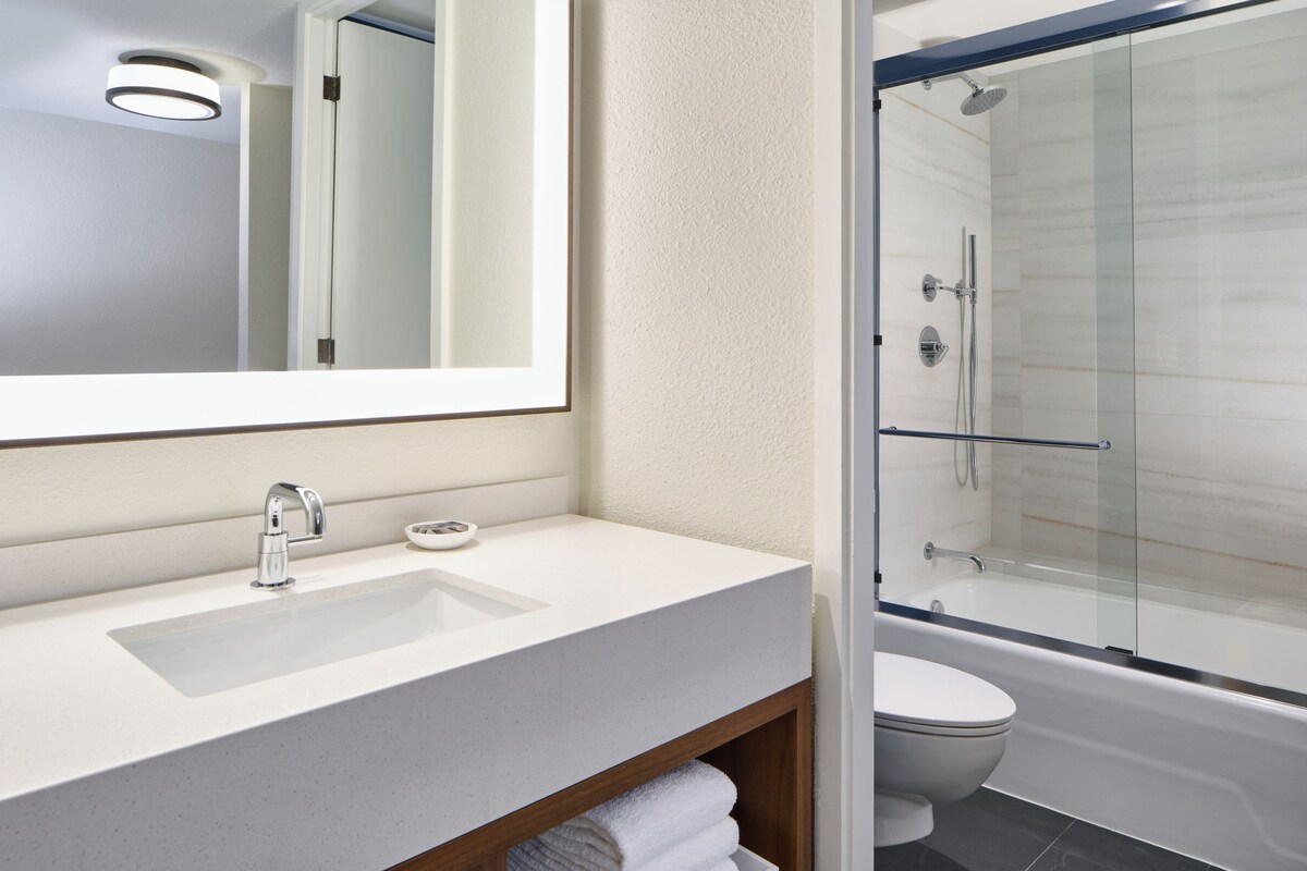 Bathroom | Combined shower/tub, deep soaking tub, free toiletries, hair dryer