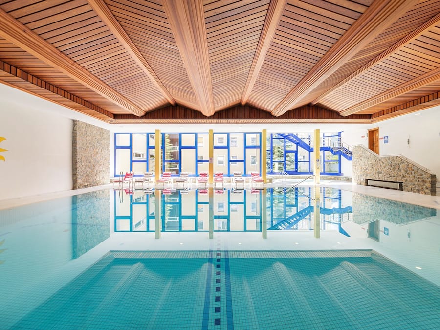 Una piscina cubierta