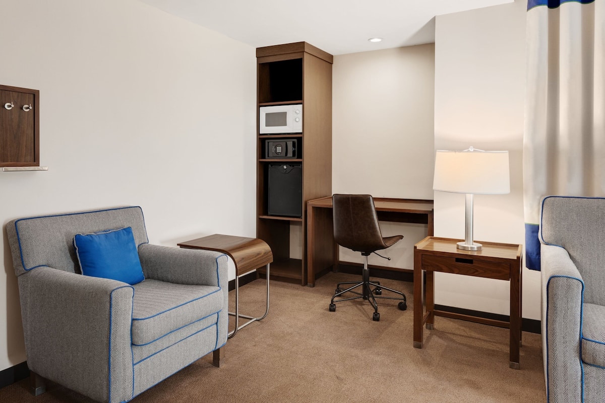 1 habitación, caja de seguridad en la habitación y escritorio