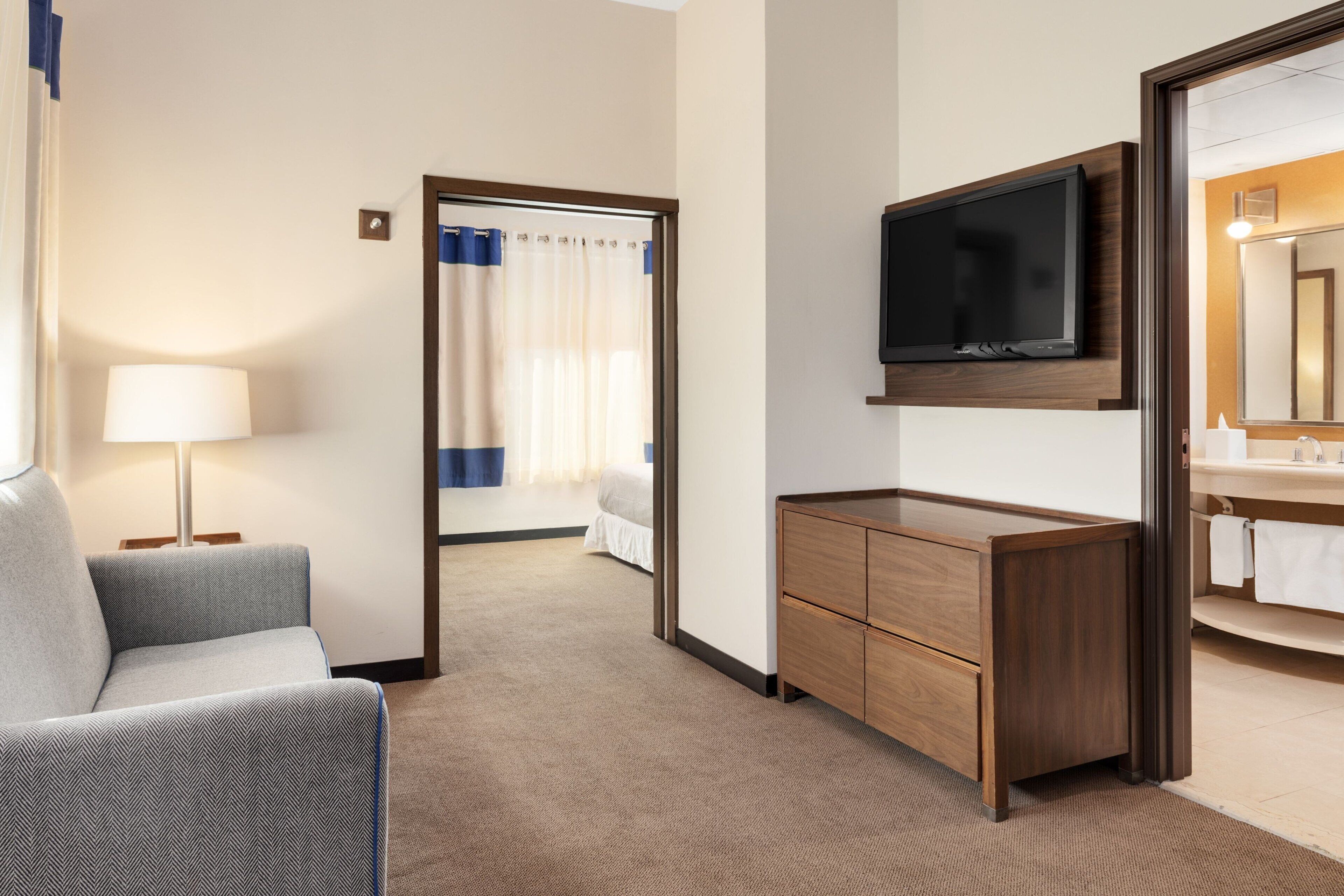 deluxe suite, 1 bedroom | 1 bedroom, in-room safe, desk, laptop workspace