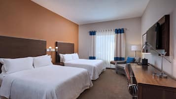 Habitación superior, 2 camas Queen size | 1 habitación, caja de seguridad en la habitación y escritorio