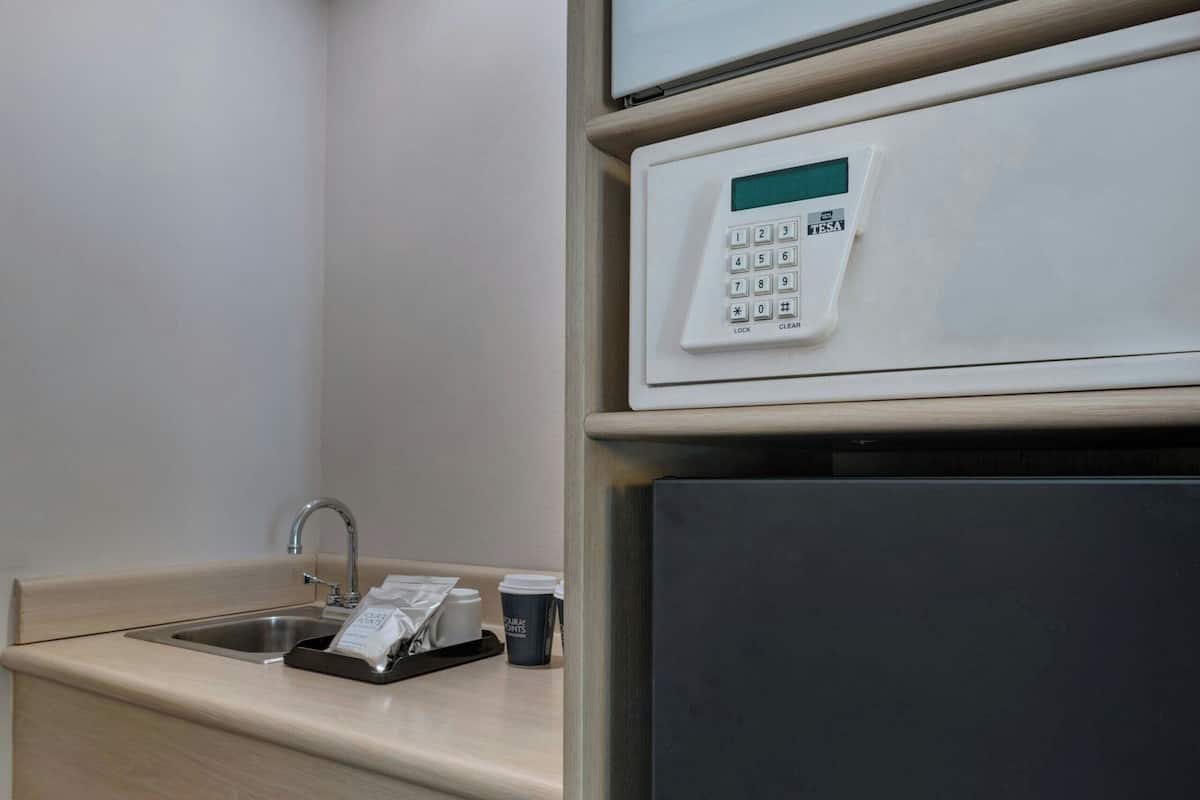 Caja de seguridad en la habitación y escritorio