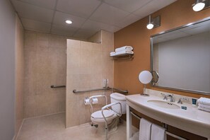Un baño con ducha, inodoro y lavamanos.