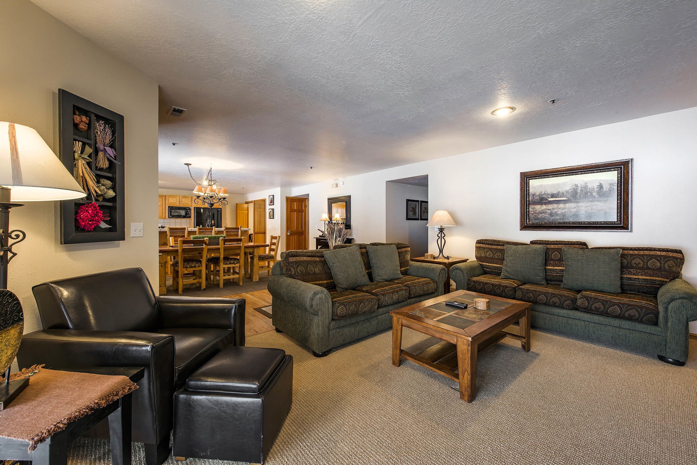 Standard 2-bedroom condominium  | 客廳 | LCD 電視、壁爐、DVD 播放機