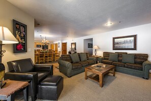 Standard 2-bedroom condominium  | 거실 공간 | LCD TV, 벽난로, DVD 플레이어