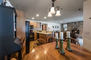 Deluxe 2-bedroom condominium  | In-room dining