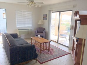 Deluxe Suite, 1 King Bed, Non Smoking, Lake View | Living room