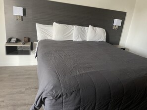 Escritorio, cortinas blackout y tabla de planchar con plancha 