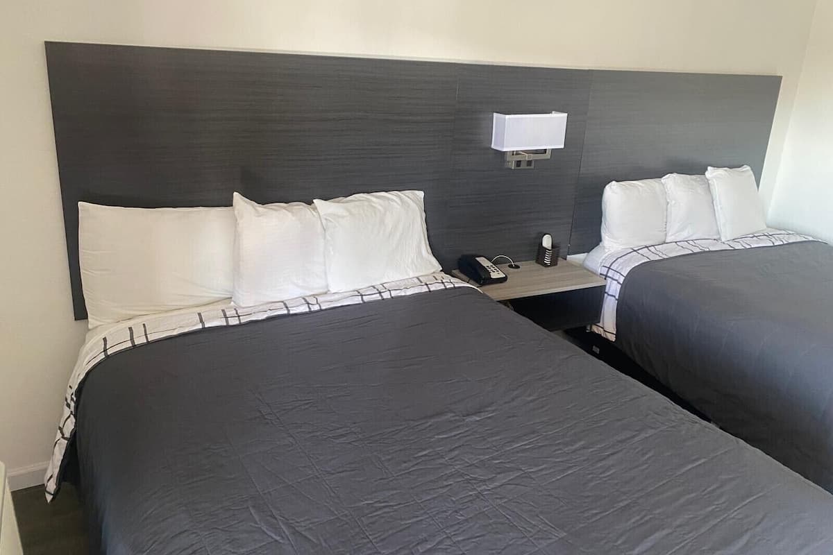 Escritorio, cortinas blackout y tabla de planchar con plancha