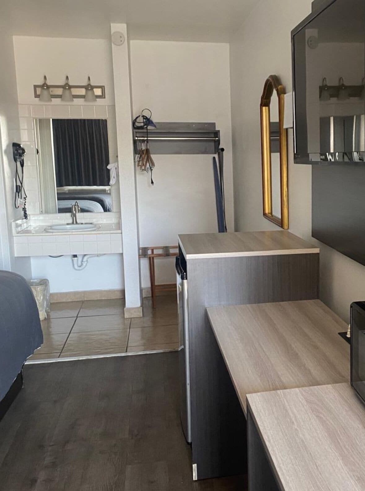 Combined shower/tub, hair dryer, towels