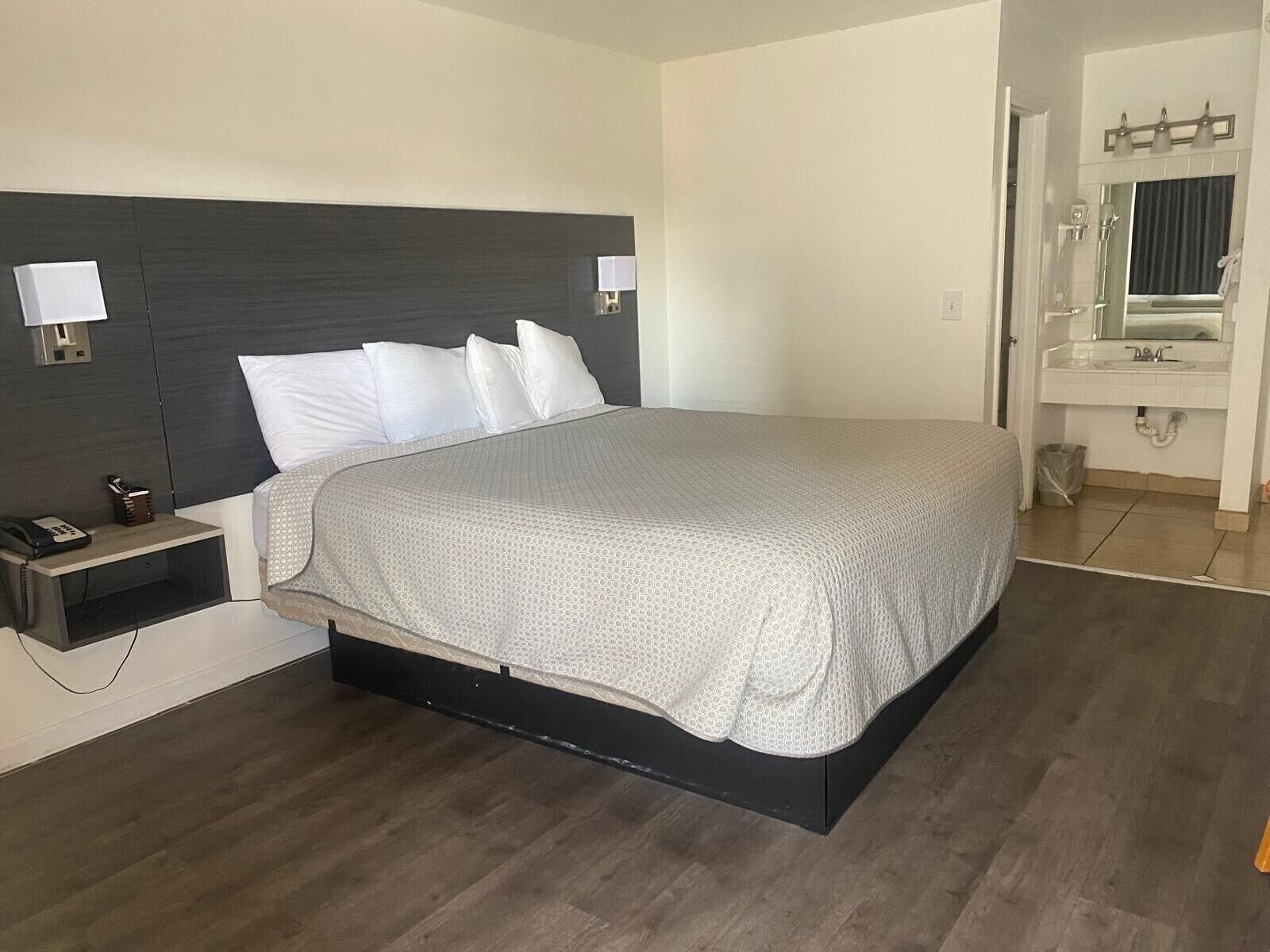 Bureau, rideaux occultants, fer et planche à repasser, draps fournis