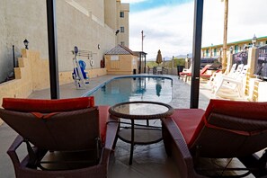 Una piscina al aire libre, tumbonas