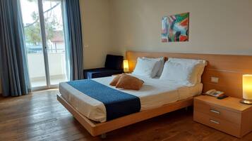 Allergikerbettwaren, Minibar, Zimmersafe, Schreibtisch