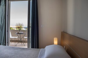 Ropa de cama hipoalergénica y minibar 