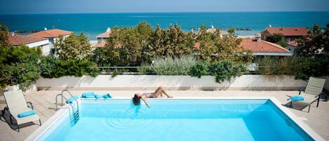 Sesongbasert utendørsbasseng, bassengparasoller og solsenger