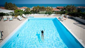 Piscina stagionale all'aperto, ombrelloni da piscina, lettini