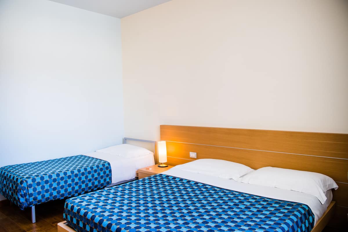 Habitación triple clásica | Ropa de cama hipoalergénica y minibar