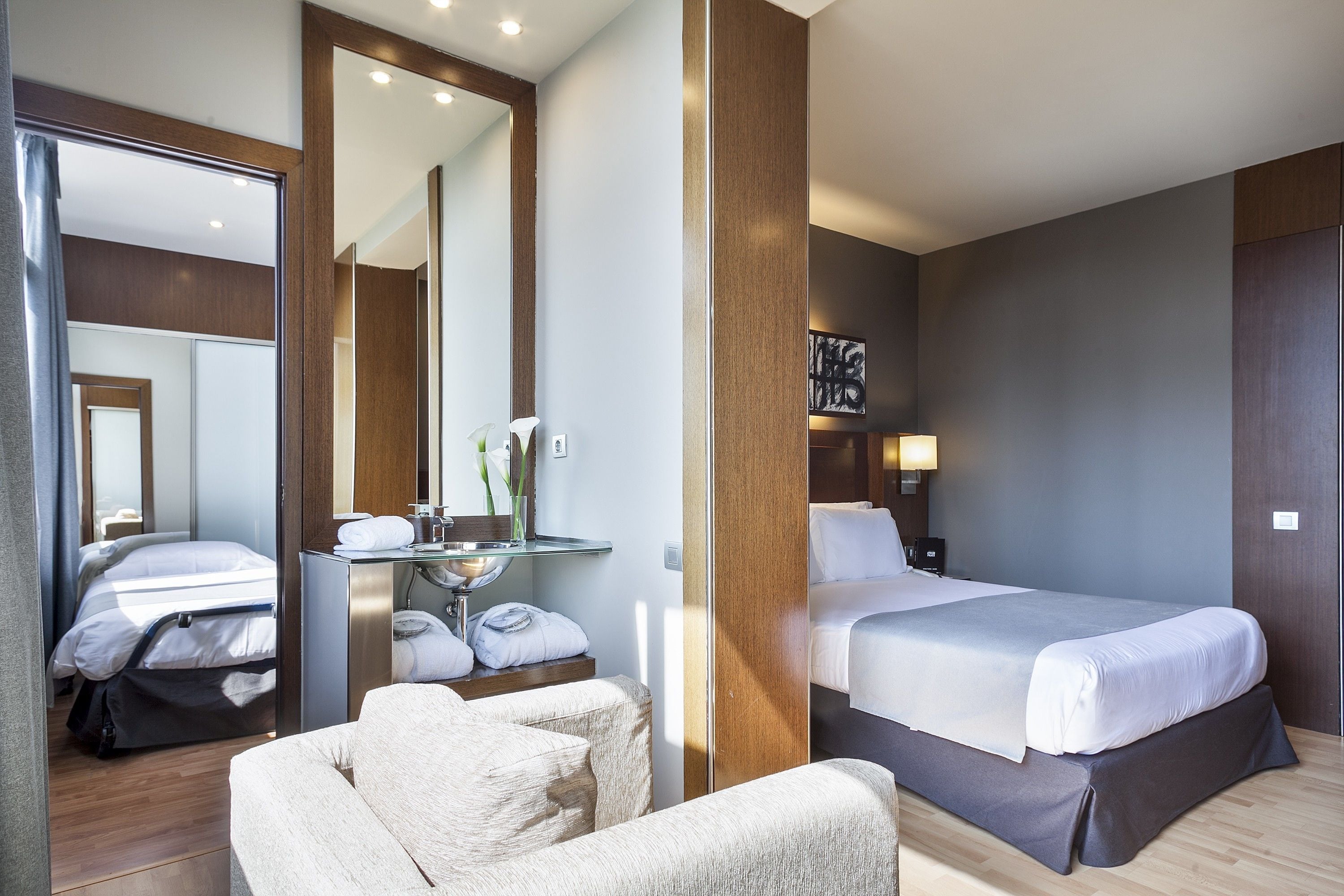 triple room (2 adults and 1 child) | premium bedding, minibar, in-room safe, desk