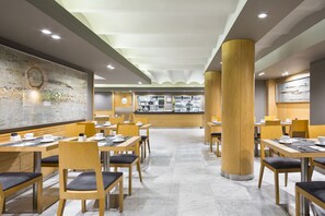 Tägliches Frühstücksbuffet (16 EUR pro Person)