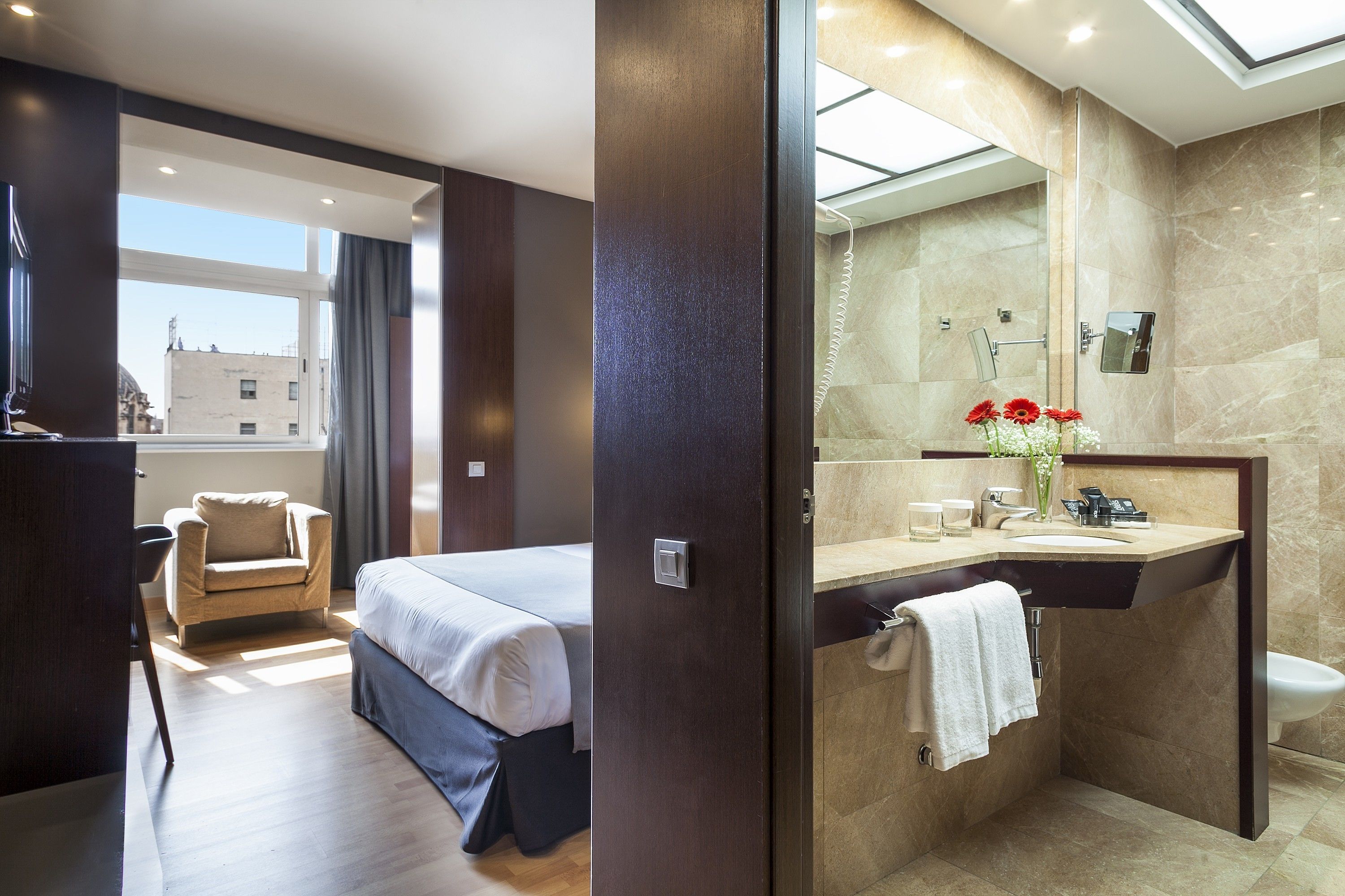 triple room | bathroom | combined shower/bathtub, free toiletries, hair dryer, bidet