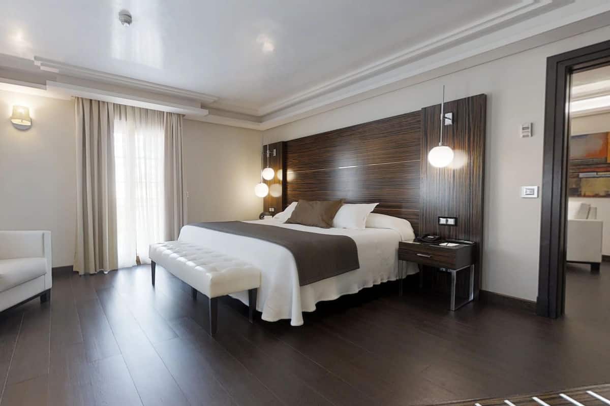 Sengetøy av topp kvalitet, dundyner, minibar og safe på rommet